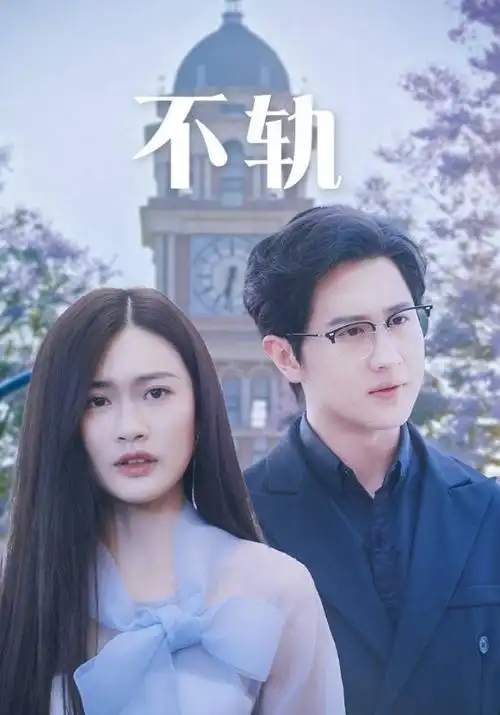花房长桌上摊开的周报打印稿与评分记录表